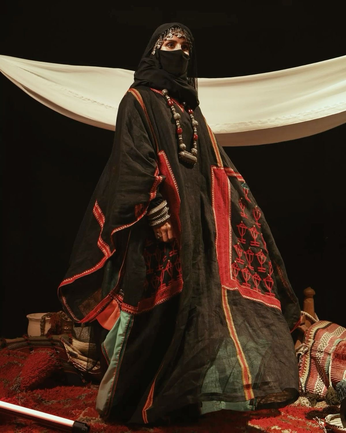 العباءة النسائية